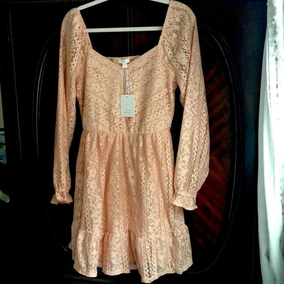 Long sleeve dress Slip underneath attached peach lace ends at the knee - Picture 1 of 3